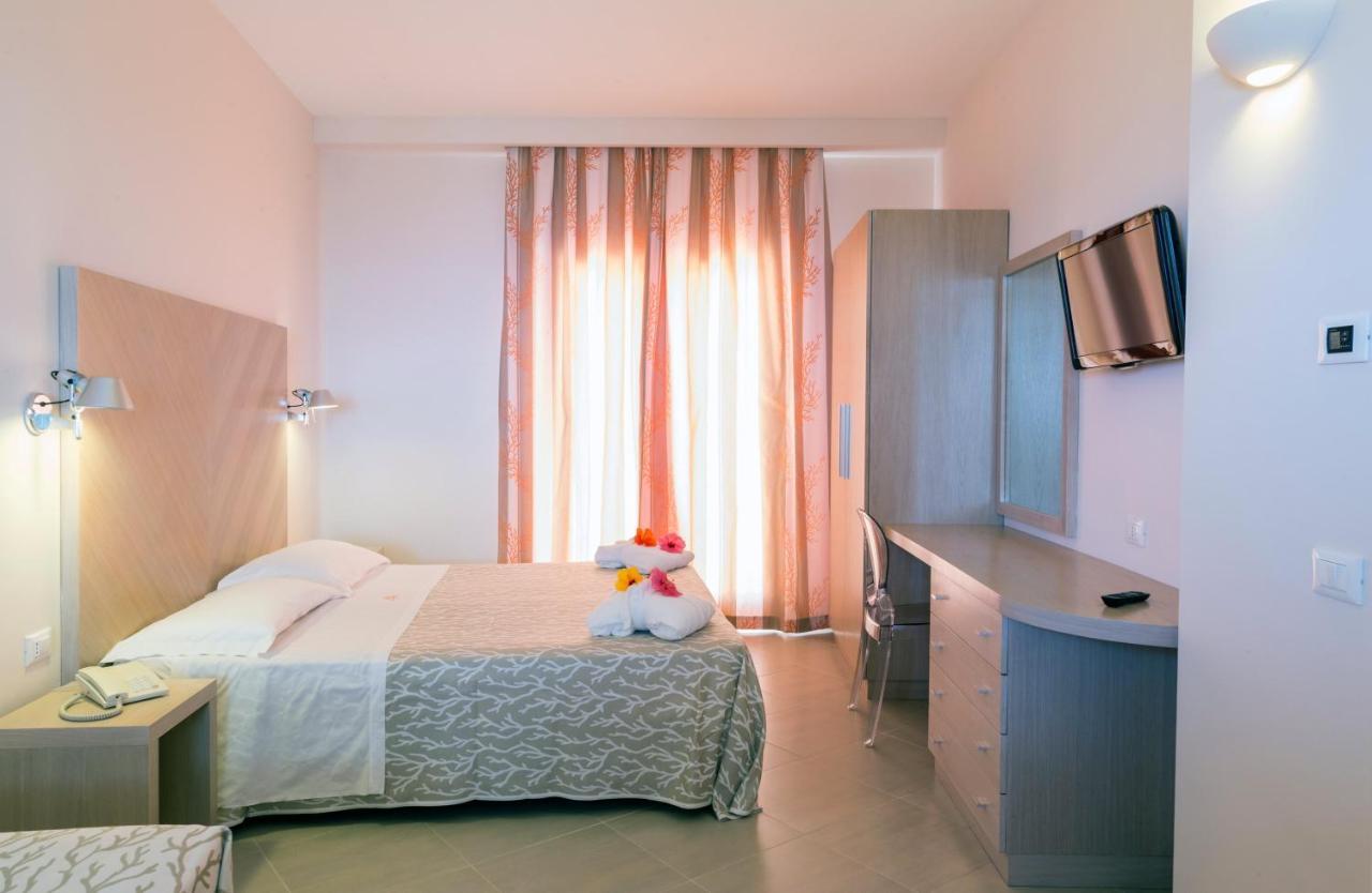 Hotel Villaggio Cala Di Volpe Capo Vaticano Exteriér fotografie
