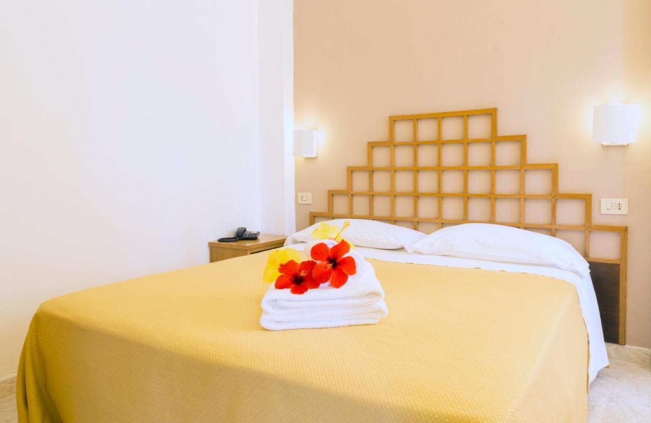 Hotel Villaggio Cala Di Volpe Capo Vaticano Exteriér fotografie